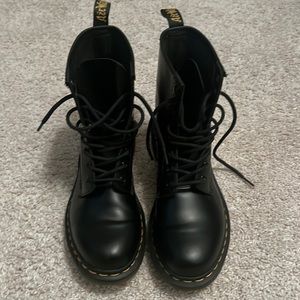 Doc Marten’s 1460 WOMEN'S SMOOTH LEATHER LACE UP BOOTS